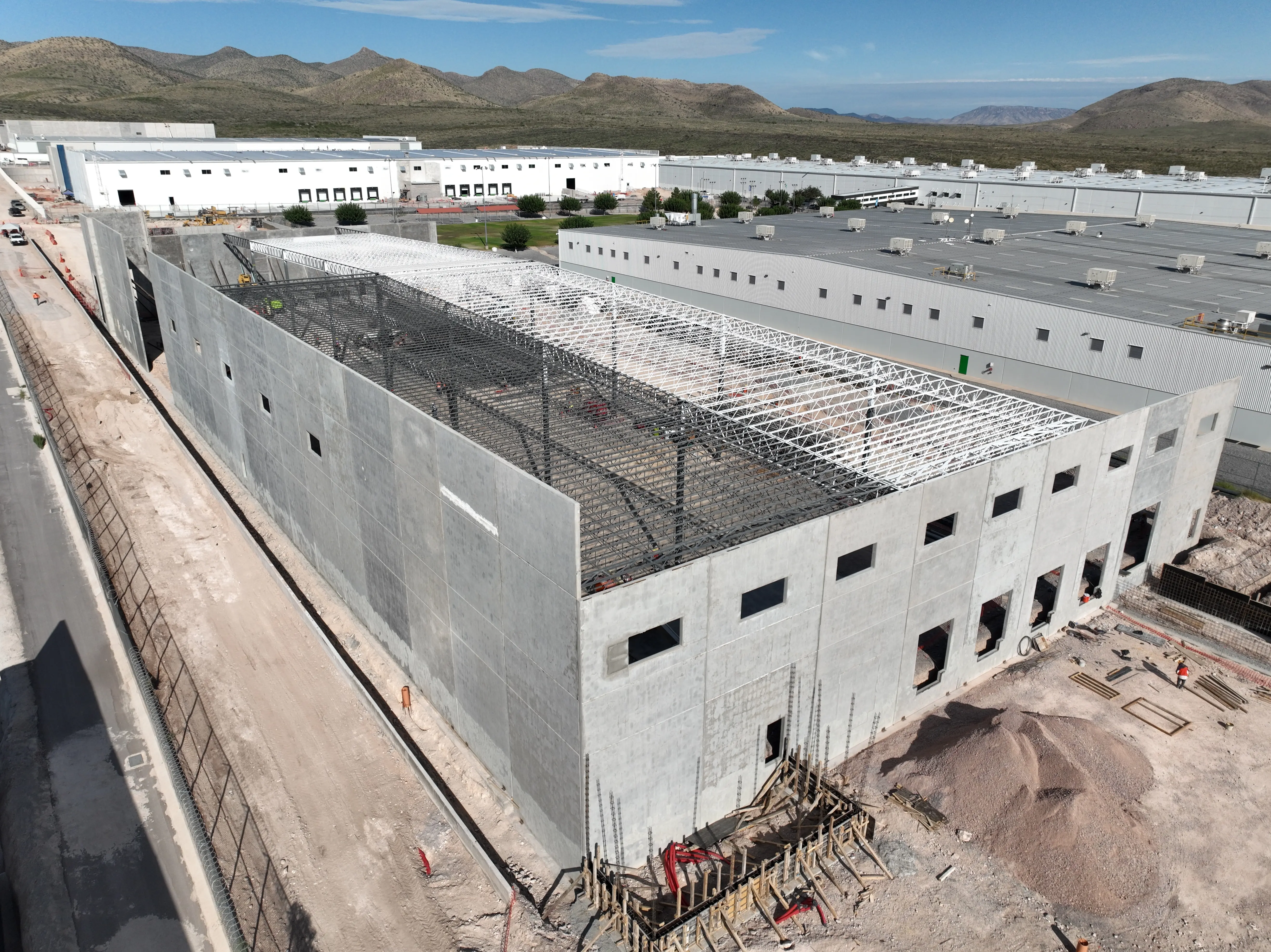Obra industrial de alta ingeniería que usa estrategias de construcción para la optimización de presupuestos y control de inflación