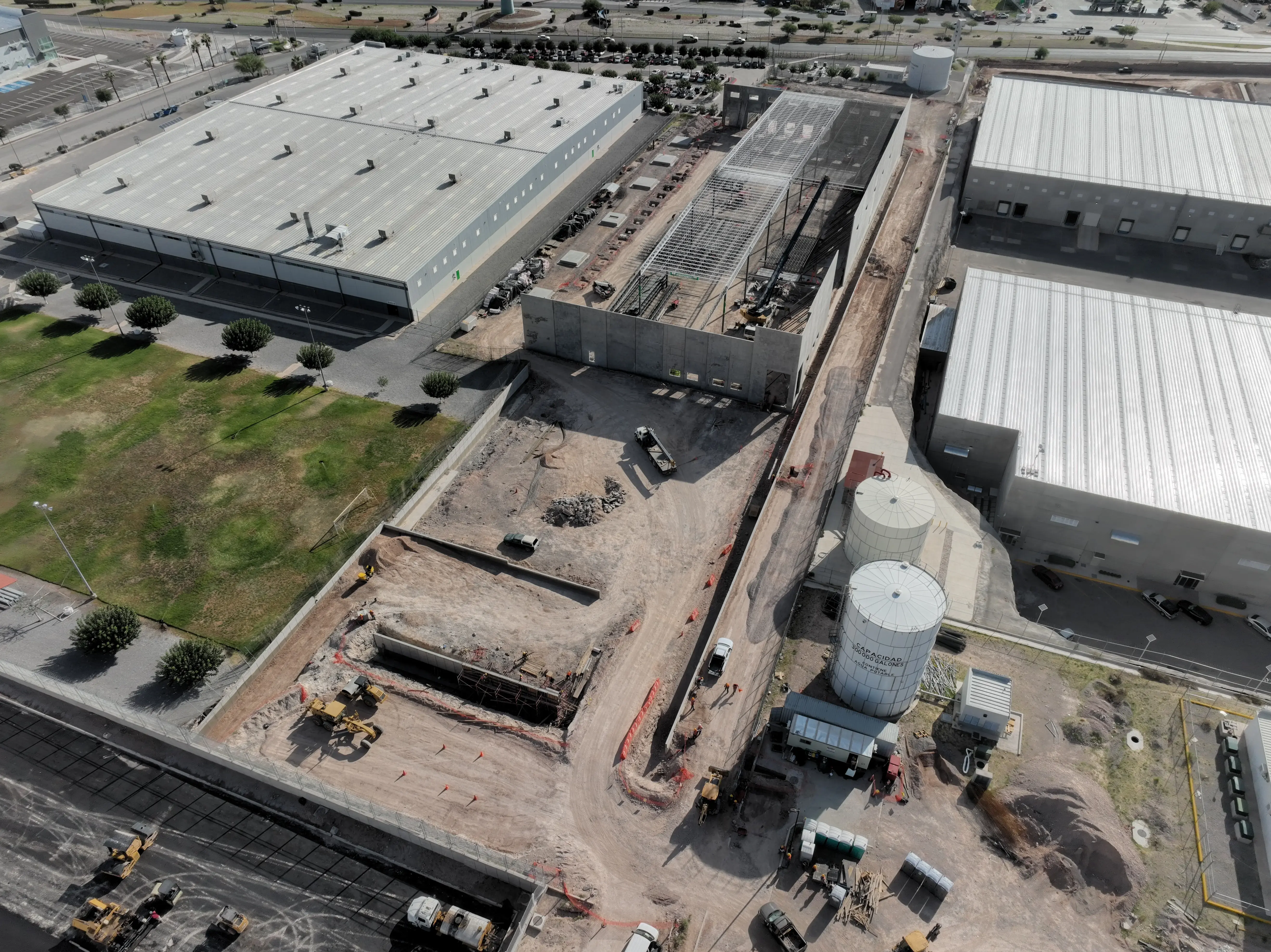 Desarrollo de infraestructura industrial y expansión de naves de manufactura como parte de la tendencia de nearshoring en México para empresas internacionales.