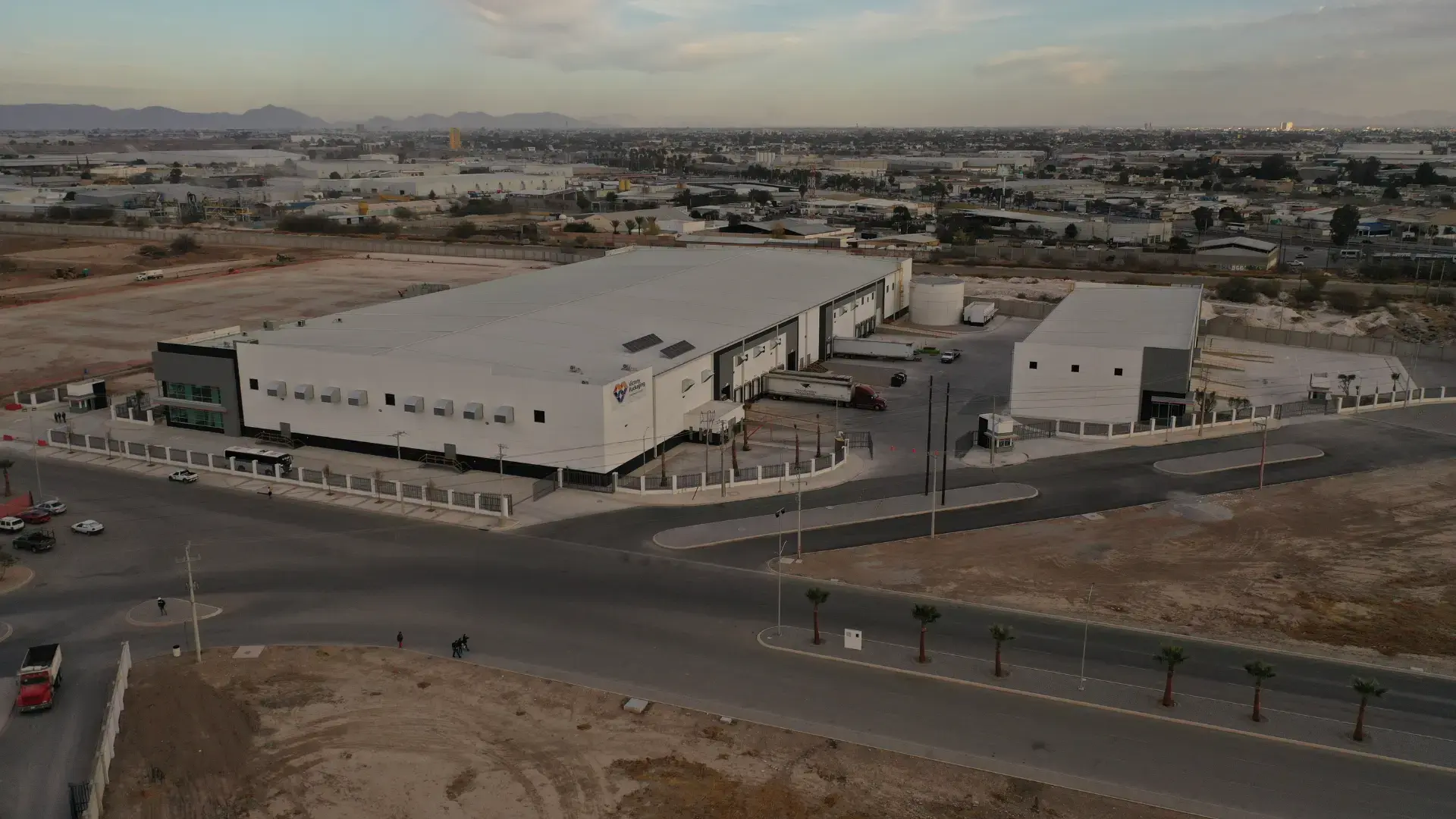 Fachada de una nave industrial diseñada para albergar infraestructura tecnológica representando los principales requerimientos técnicos de los centros de datos en México.