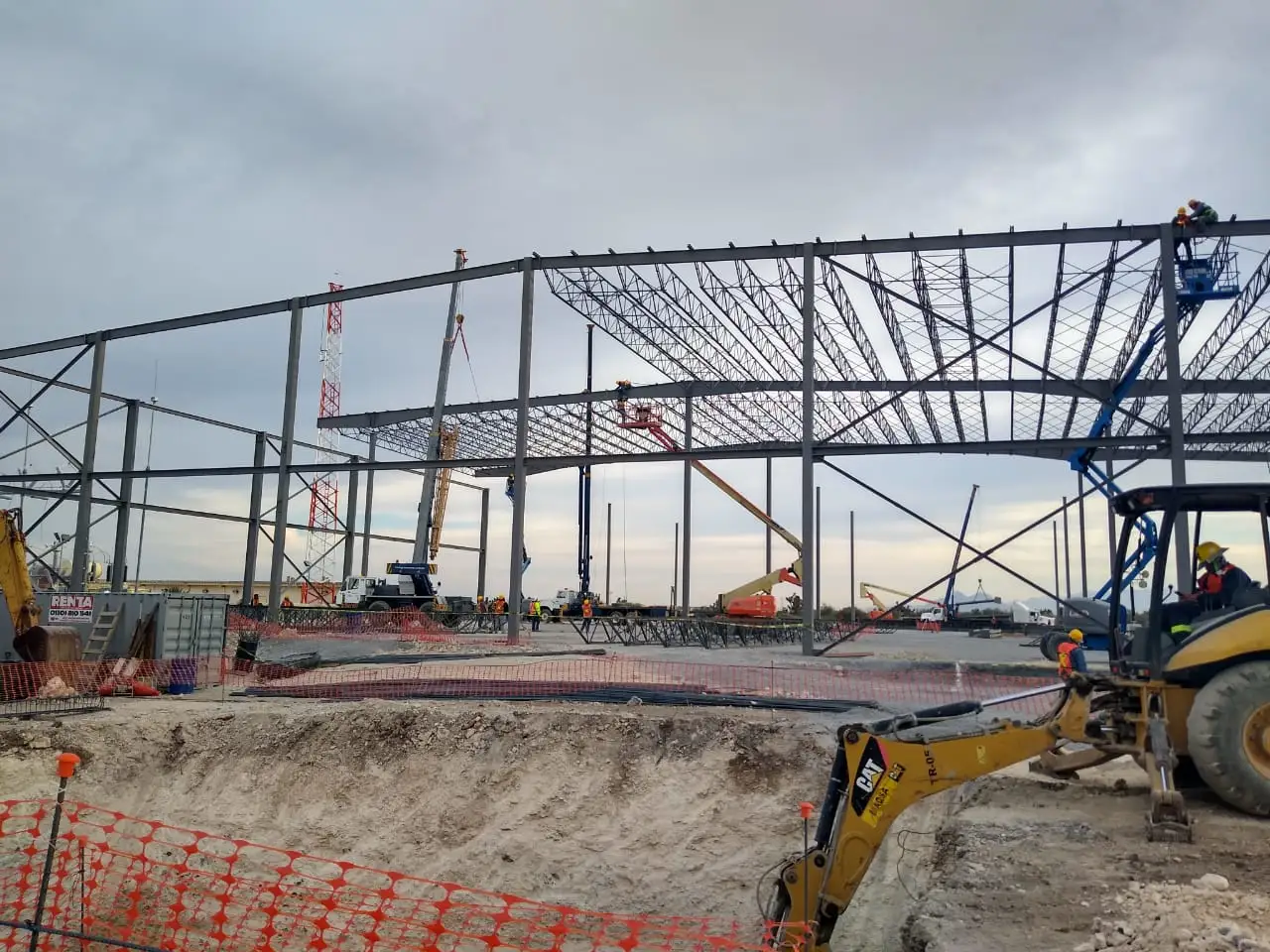 Ejecución de obras civiles aceleradas mediante el uso de grúas y estructuras prefabricadas para optimizar tiempos de entrega en proyectos industriales.