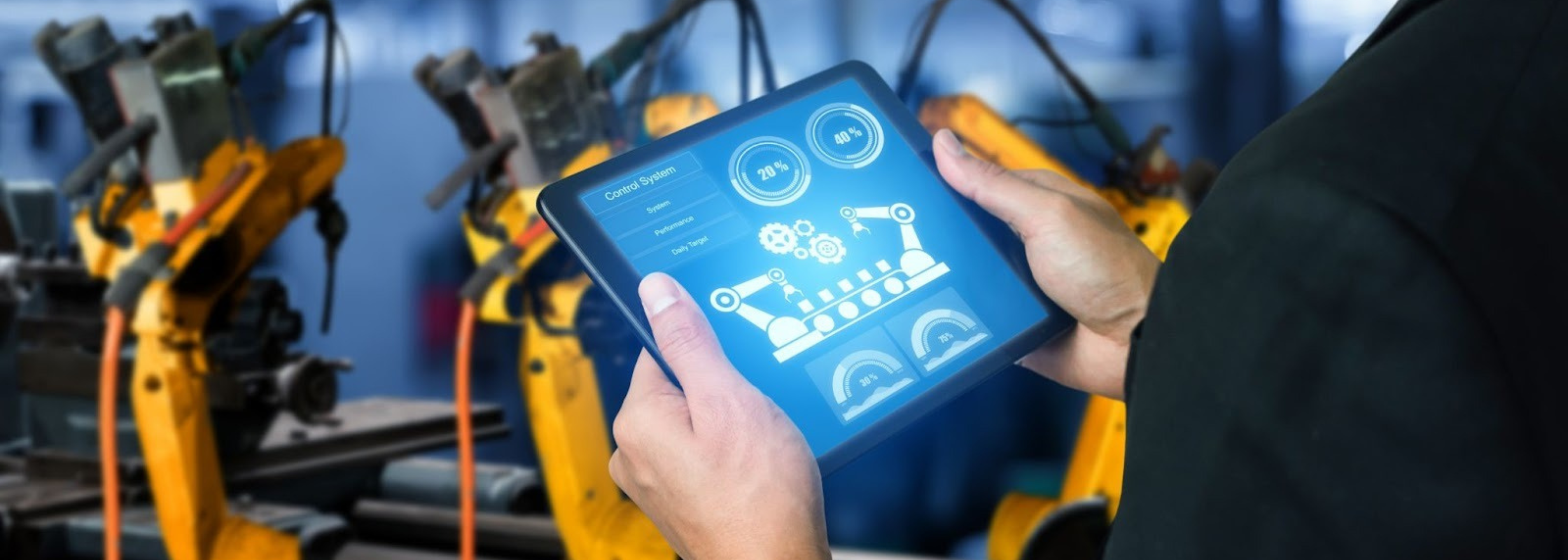 Primer plano de una persona en un entorno industrial sosteniendo una tableta que muestra una interfaz digital de control con el diagrama de un brazo robótico y métricas de rendimiento. La escena, con maquinaria industrial amarilla en el fondo, simboliza la automatización, la Industria 4.0, la gestión de la producción o el futuro del EPC.